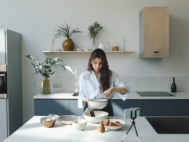 Photo by Polina Tankilevitch: https://www.pexels.com/photo/a-food-vlogger-recording-a-video-7669481/ יוטיובר - דרך לעשות כסף מהבית
